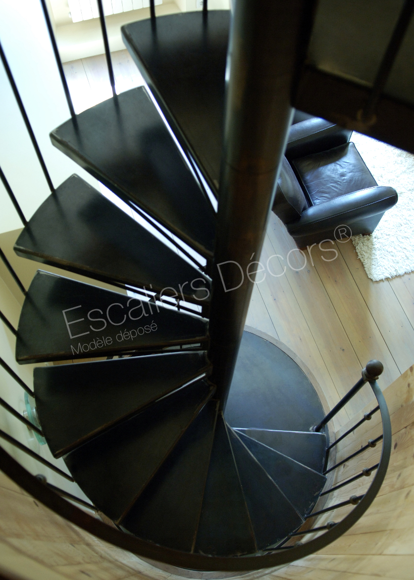 DH59 - Escalier colimaçon intérieur en métal desservant 3 niveaux au look rétro parfait pour une décoration style vintage. Vue 1